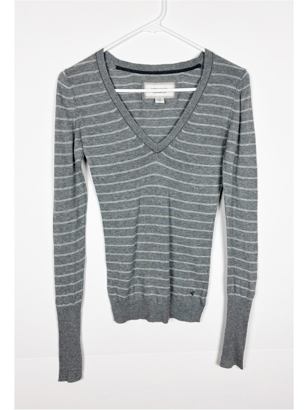 American Eagle Long Sleeve V-Neck
Striped Knit Sweater Gray White Small Y2K - Picture 1 of 6